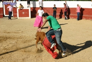 hombre saltando vaquilla capea